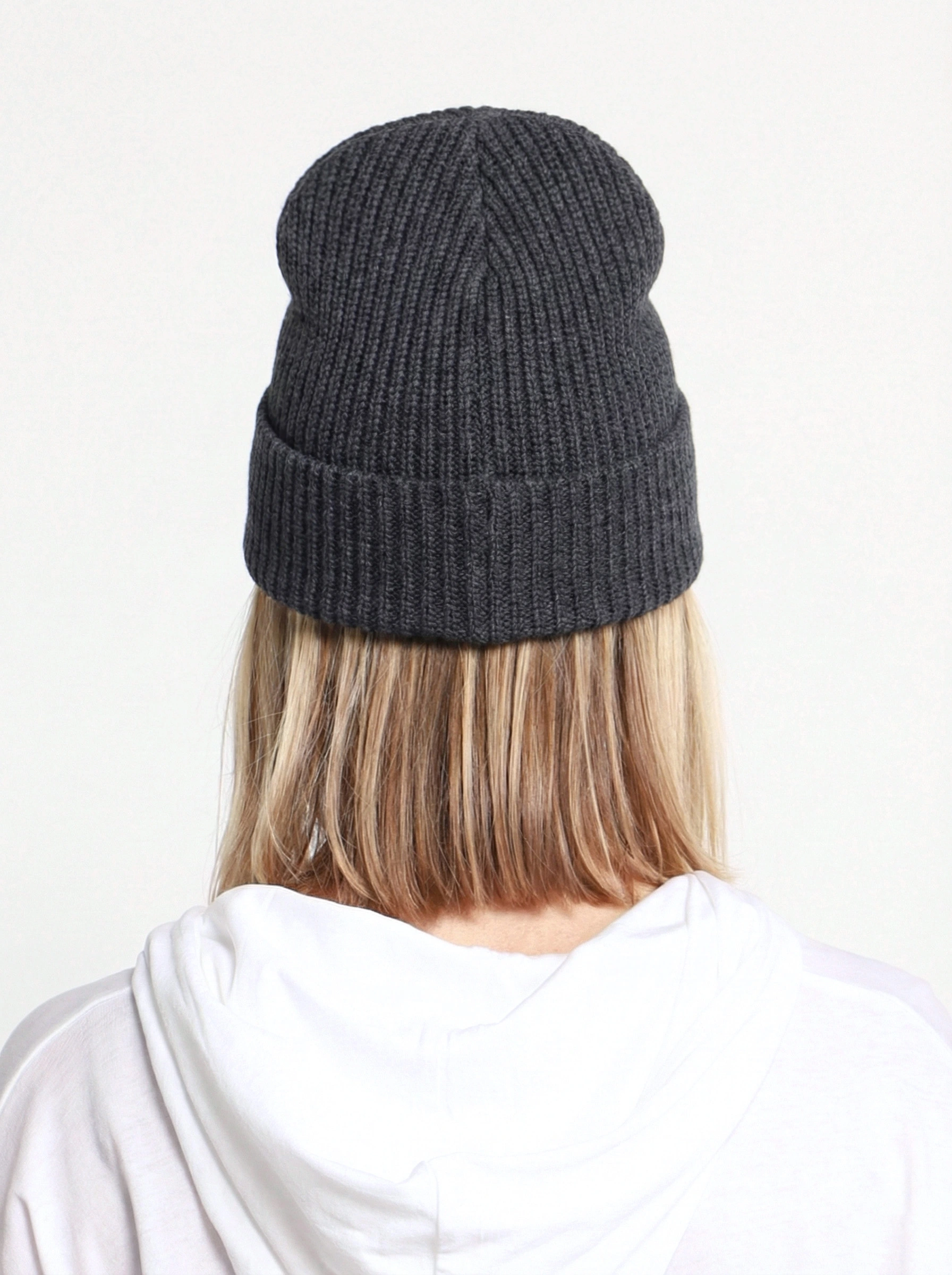 Шапка-бини темно-серого цвета с отворотом из хлопка